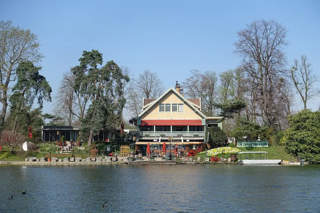 Le Chalet des Îles au bord du lac Inférieur du bois de Boulogne, à Paris
