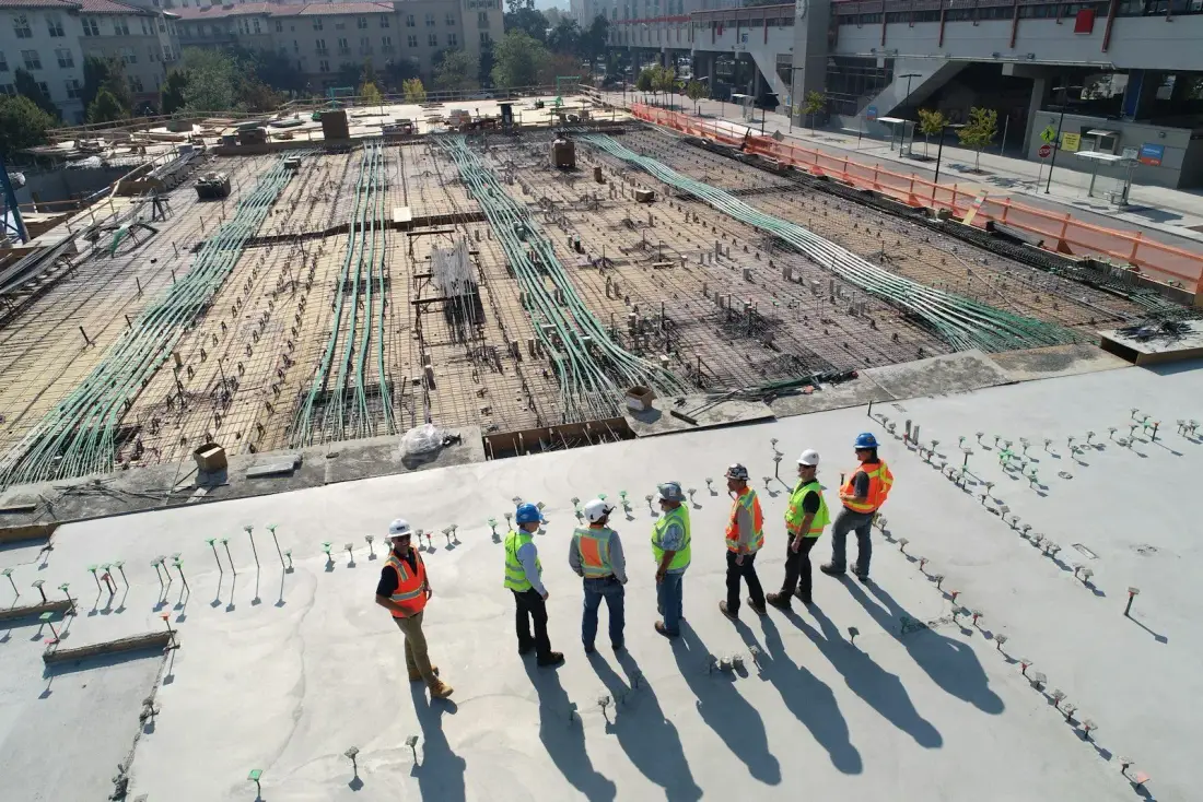 Chantier de construction et équipe d'ingénieurs
